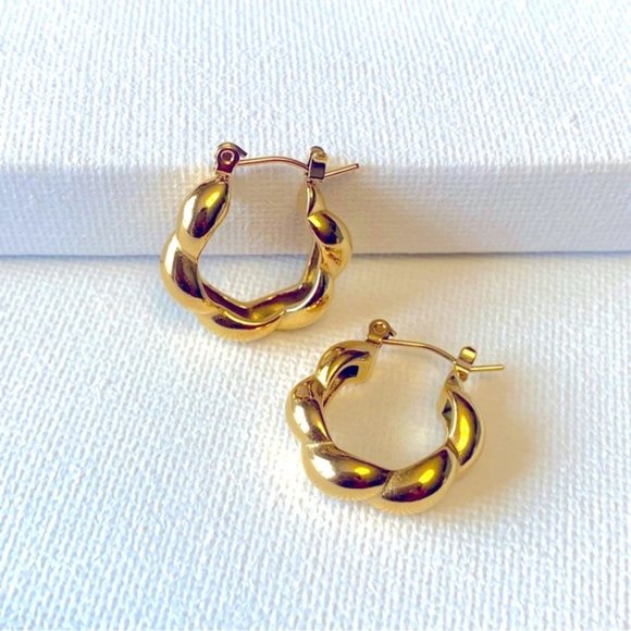 18k Gold Plated Elegant Minimalist textured Hoop Earrings - Picture 4 of 10